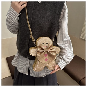 Détail du sac bandoulière bonhomme de pain d'épices scintillant avec sequins et cœur