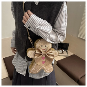 Détail du sac bandoulière pain d'épices scintillant avec nœud doré et cœurs roses