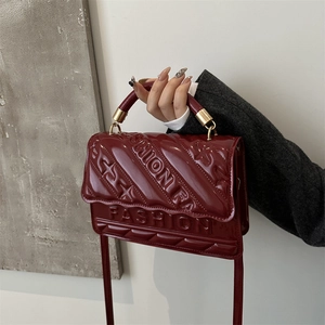Donkerrode laklederen handtas met reliëf fashion letters en sterren details
