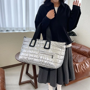 Sac fourre-tout de voyage matelassé argenté pour femme avec grand espace de rangement