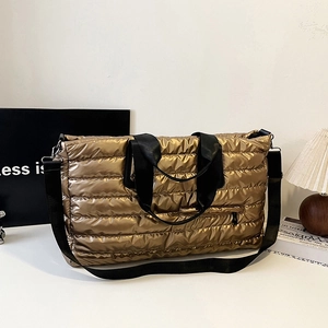 Sac de voyage matelassé bronze avec poignées noires et bandoulière amovible