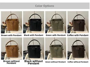 Detailansicht der matten Beuteltaschen in Braun Schwarz und Grün mit optionalem Bärenanhänger