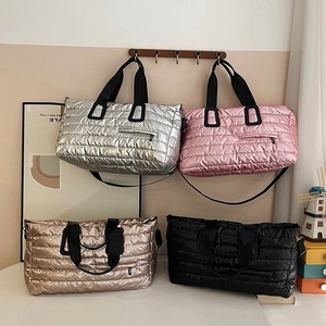 Grands sacs de voyage matelassés en argent rose or et noir avec bandoulière amovible