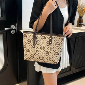 Sac Tote En Cuir PU Femmes Grande Capacité Imprimé Monogramme Pendentif M En Métal Rétro Sac À Main Bandoulière Élégant
