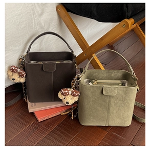 Detailansicht von Vintage-Lederbeuteltaschen mit süßen Bärenanhängern als Schmuck