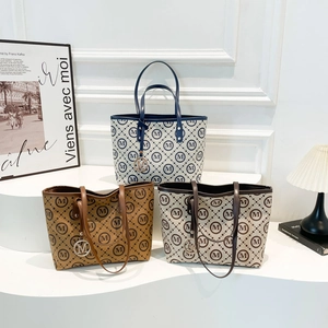 Sacs cabas classiques à monogramme avec breloque en bleu, marron et café