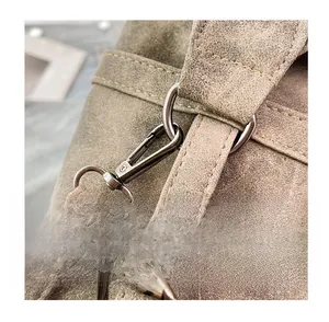 Dettaglio macro della pelle marrone opaca e del gancio in metallo di questa borsa vintage