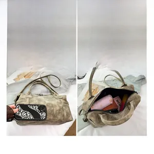 Dettaglio interno che mostra la grande capacità e gli scomparti della borsa tote