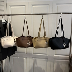 Large capacity tote bags in four colors with stylish metal M pendant for women
