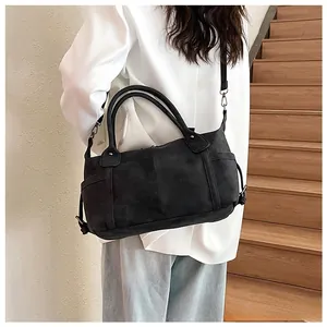 Dettaglio borsa tote vintage in pelle opaca nera con doppia cerniera e tracolla regolabile