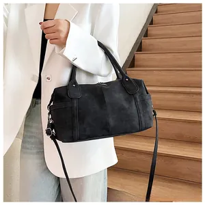 Dettaglio borsa tote nera vintage opaca con fibbie in metallo e tracolla regolabile