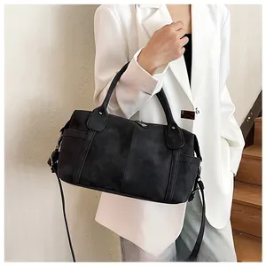 Dettaglio della borsa tote vintage nera opaca con manico e tracolla regolabile