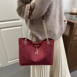 Sac cabas élégant en daim rouge vin avec chaîne dorée et pendentif cerf en décor intérieur