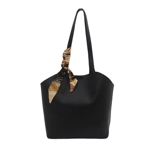 Minimalistische schwarze Shopper-Tasche aus Kunstleder mit elegantem Blumenschal-Dekor