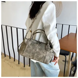 Dettaglio della borsa tote vintage in ecopelle con doppi manici e tasca laterale