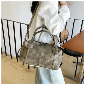Dettaglio della borsa Boston vintage taupe con pelle martellata e tracolla regolabile