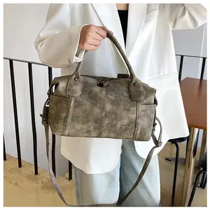 Dettaglio borsa tote vintage con doppi manici e tracolla regolabile in pelle opaca