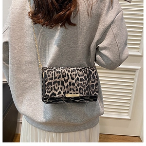 Detailansicht der Schultertasche mit Leopardenmuster und goldener Kette am Model