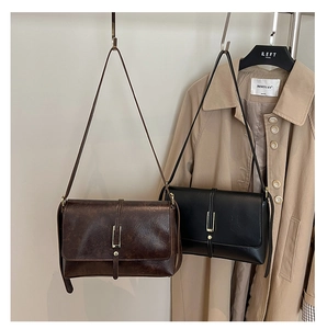 Détail des sacs cabas vintage en cuir PU brillant de couleurs marron foncé et noir