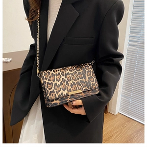 Detailansicht der Umhängetasche mit Leopardenmuster, Goldkette und Metallbesatz