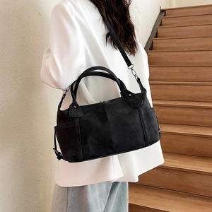 Borsa tote vintage nera opaca di grande capacità con tracolla indossata a tracolla