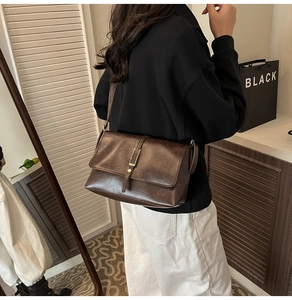Détail du sac cabas rétro en cuir PU café foncé avec texture cirée vintage et boucle métal