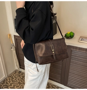 Vue latérale détaillée du sac bandoulière rétro en cuir marron foncé avec boucle métal