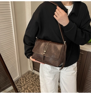 Vue détaillée du sac à bandoulière vintage en cuir PU marron foncé avec boucle dorée