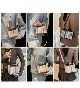 Collage de sacs à bandoulière en paille rayée montrant divers coloris portés par des modèles