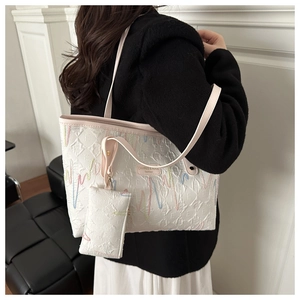 Detail der weißen Tote Bag mit bunter Wellenstickerei und passender kleiner Tasche