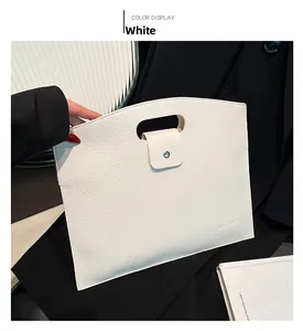 Pochette d'ordinateur chic en cuir blanc grainé avec poignée et fermeture à bouton