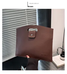 Détail du sac à main marron avec texture litchi et bouton pression métallique