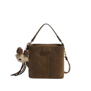 Dunkelbraune matte Beuteltasche mit Griff und süßem Plüschbär-Anhänger für Damen