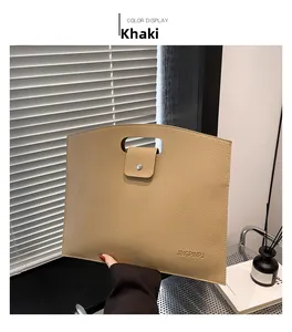 Détail de la sacoche d'ordinateur en cuir kaki avec poignée découpée et bouton pression