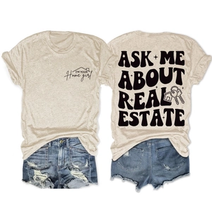 Vue avant et arrière du t-shirt beige avec imprimé immobilier et short en jean bleu