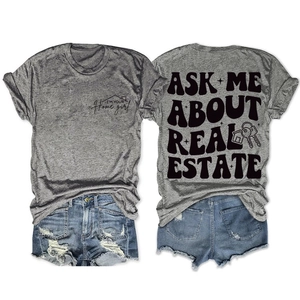 Vue avant et arrière du t-shirt gris avec imprimé immobilier et short en jean bleu