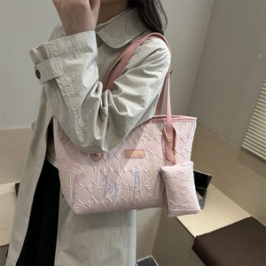 Rosa gestepptes Shopper-Set mit bunter Stickerei und passender kleiner Tasche dazu