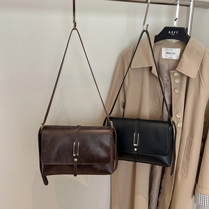 Sacs portés épaule rectangulaires vintage en noir et café avec boucles métalliques