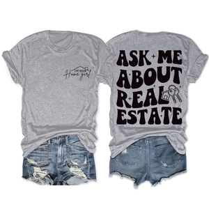 Détail du dos du t-shirt gris immobilier avec texte ASK ME ABOUT REAL ESTATE et icône clé