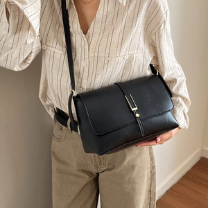 Sac bandoulière en cuir PU noir avec boucle dorée élégante et bandoulière réglable