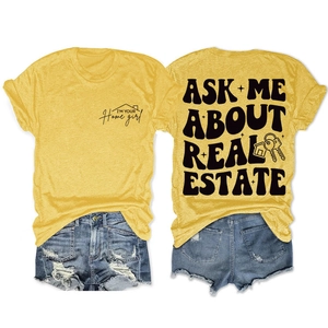 Détail du t-shirt jaune gingembre avec impression Real Estate au dos et short en jean