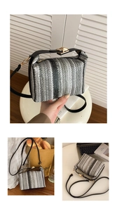 Détail du sac bandoulière tissé avec motif à rayures verticales noires et blanches