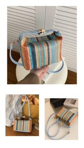 Détail du sac à main tissé coloré avec rayures verticales et bandoulière en cuir bleu clair
