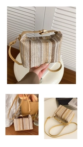 Détail du sac en paille rayé avec texture de tissage contrastée et fermoir en métal