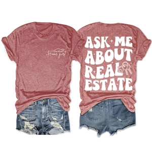 Détail d'un t-shirt rouge chiné avec l'imprimé ASK ME ABOUT REAL ESTATE au dos