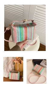 Détail d'un sac à main tissé coloré avec rayures arc-en-ciel et bandoulière rose