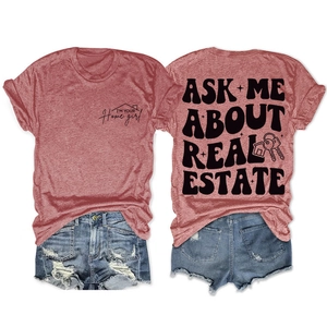 Détail d'un ensemble t-shirt immobilier rose et short en jean avec imprimés recto-verso