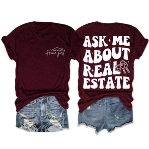 Détails avant et arrière du t-shirt bordeaux avec des slogans immobiliers blancs