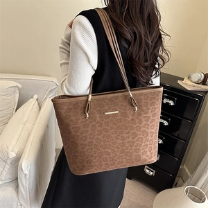 Retro leopard print tote bag with gold metal plate and slim shoulder straps