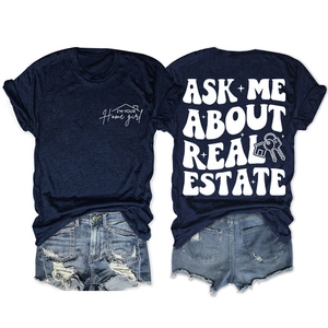 Détail d'un t-shirt en coton bleu marine avec imprimé immobilier et short en jean